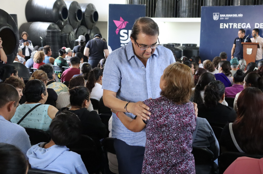 El diputado local Guillermo Vega en dialogo con ciudadana de San Juan del Río