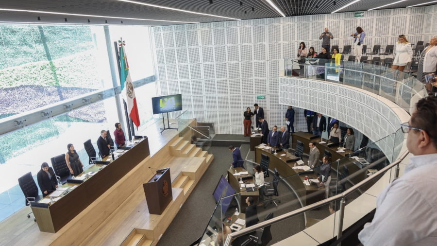 Diputadas y diputados locales acompañados por algunos invitados especiales durante la sesión donde se aprueban iniciativas y exhortos