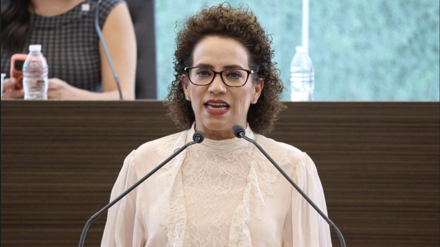 La Diputada Adriana meza desde la tribuna del Congreso de Querétaro