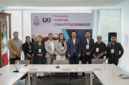 Integrantes de la Comisión de Puntos Constitucionales del Congreso de Querétaro junto con representantes de 11 municiios
