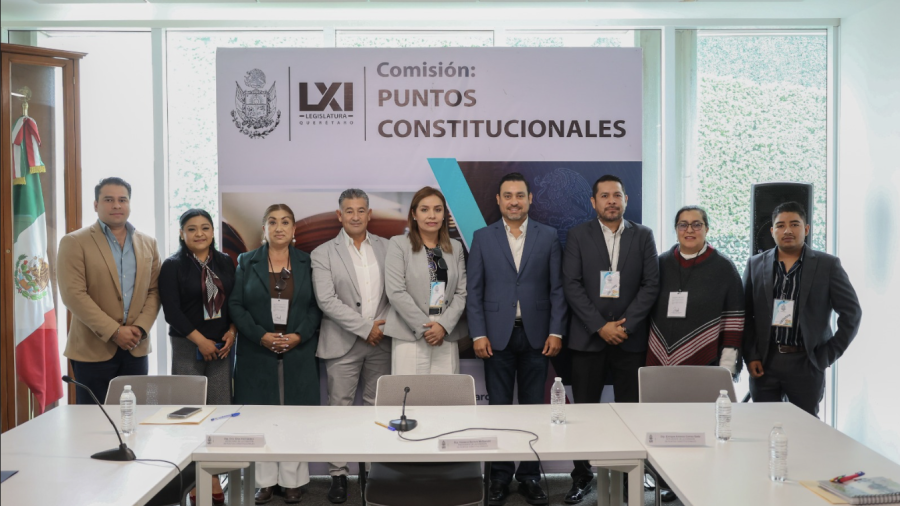 Integrantes de la Comisión de Puntos Constitucionales del Congreso de Querétaro junto con representantes de 11 municiios