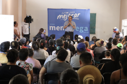El Diputado Local Memo Vega presentando su informe ante habitantes de una comunidad de San Juan del Río