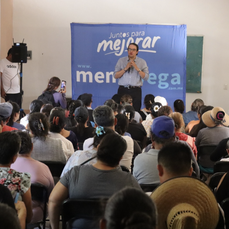 El Diputado Local Memo Vega presentando su informe ante habitantes de una comunidad de San Juan del Río