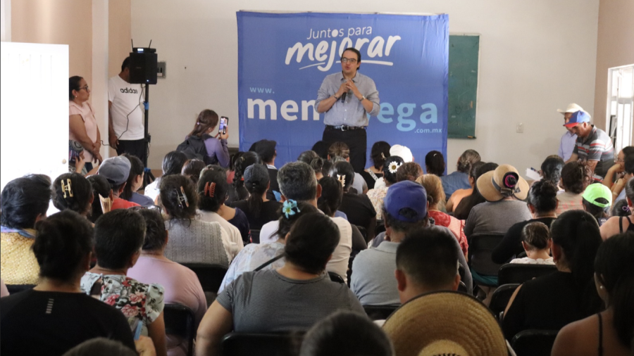 El Diputado Local Memo Vega presentando su informe ante habitantes de una comunidad de San Juan del Río