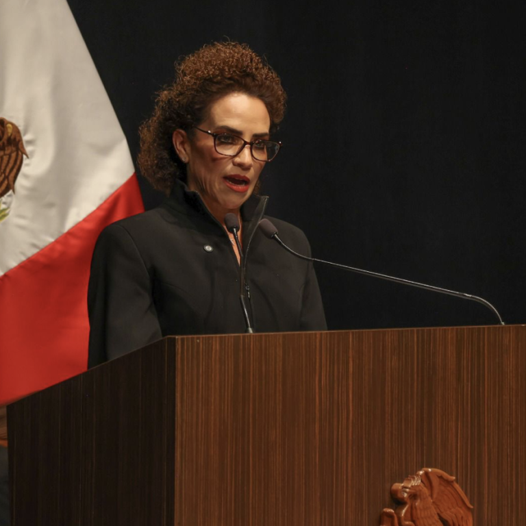 La diputada local Adriana Meza durante su posicionamiento en el segundo informe legislativo