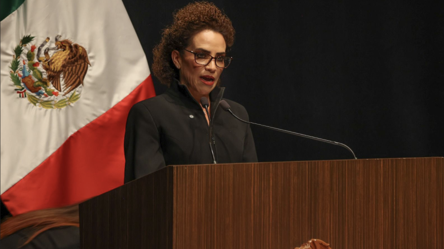 La diputada local Adriana Meza durante su posicionamiento en el segundo informe legislativo