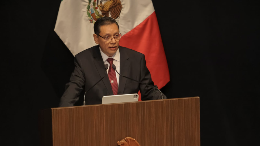 El Diputado Local Ulises Gómez de la Rosa durante su discurso en el Teatro Metropolitano
