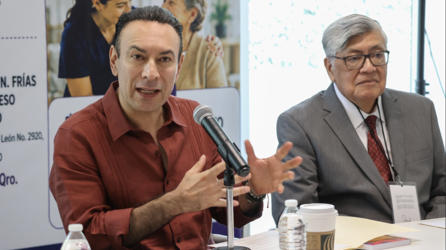 El Diputado Arturo Maximiliano durante la presentación del libro "Vejez activa y derechos"