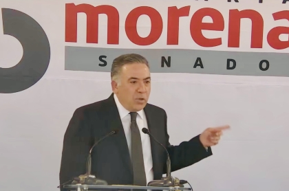 El Senador Enrique Inzunza durante su conferencia de prensa el día de hoy en el Senado de la República