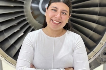 La estudiante Montserrat Mendoza frente a un motor aeronautico