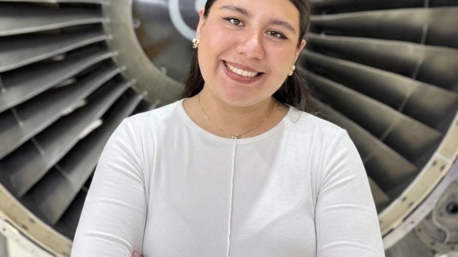 La estudiante Montserrat Mendoza frente a un motor aeronautico