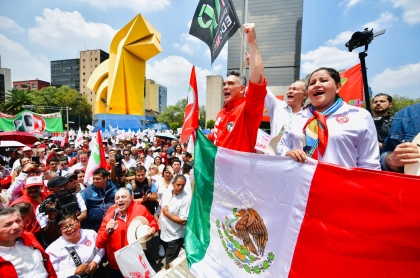 El líder nacional de PRI envolviéndose en la bandera como niño héroe