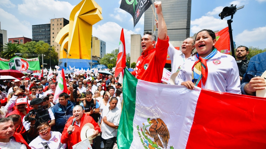 El líder nacional de PRI envolviéndose en la bandera como niño héroe