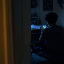 El chatbot que llegó a la recámara de los adolescentes: EE.UU. ya litiga, México apenas debate y Querétaro tomó la delantera