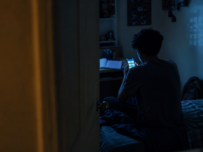 El chatbot que llegó a la recámara de los adolescentes: EE.UU. ya litiga, México apenas debate y Querétaro tomó la delantera