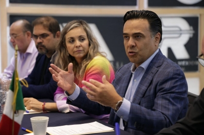 Luis Nava explica política social ante miembros de CANACO SJR