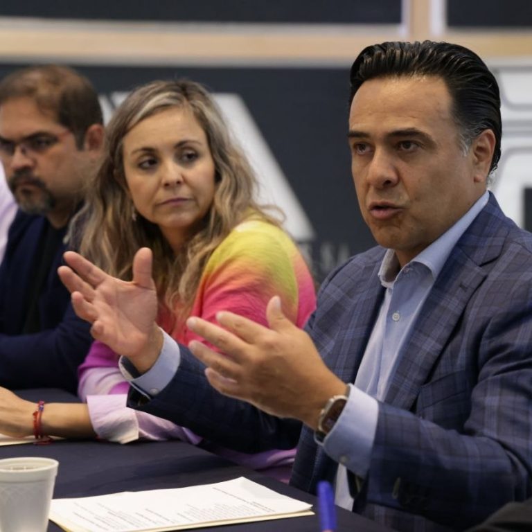 Luis Nava explica política social ante miembros de CANACO SJR