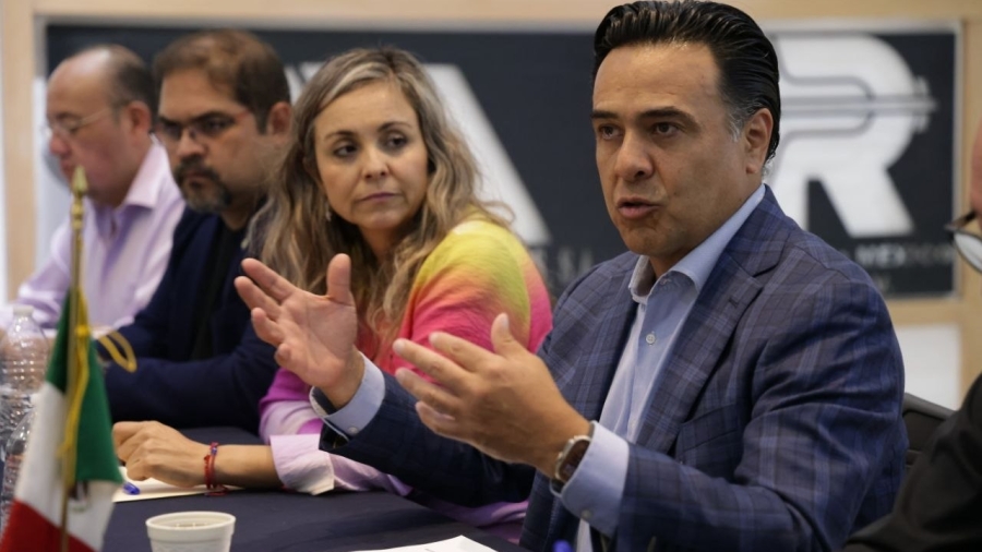 Luis Nava explica política social ante miembros de CANACO SJR