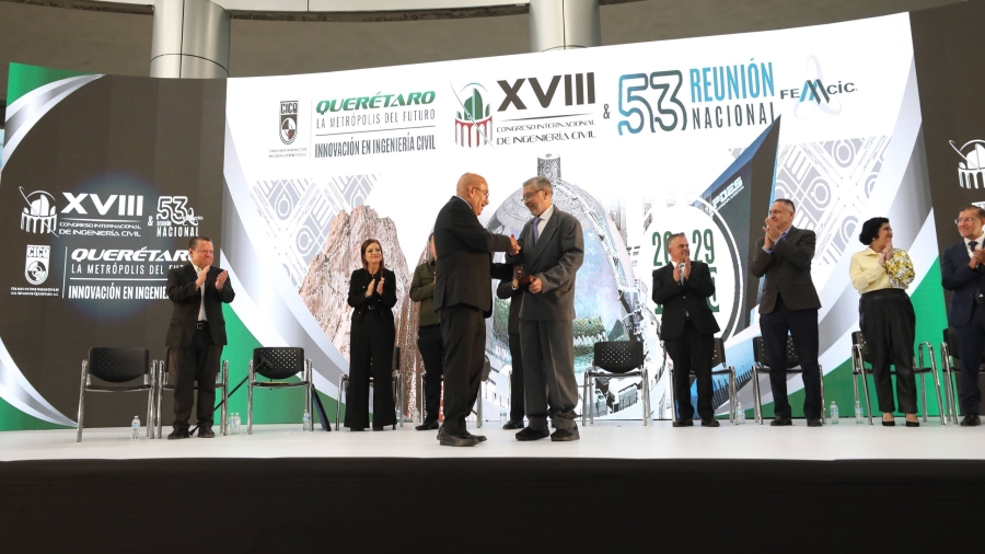 Ingenieros y autoridades reunidos durante el primer día del congreso