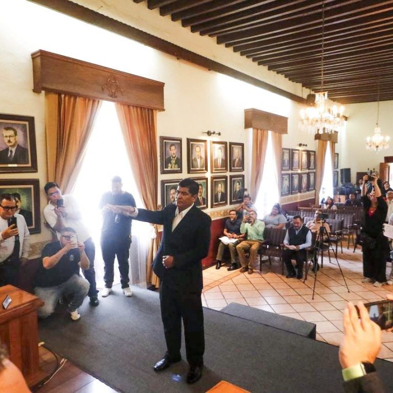 Cabildo avala a Miguel Jiménez; el gobierno omite razones y metas del relevo