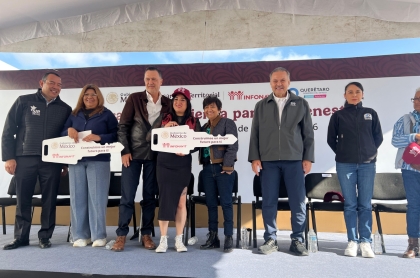 Entregan viviendas del bienestar en San Juan del Río
