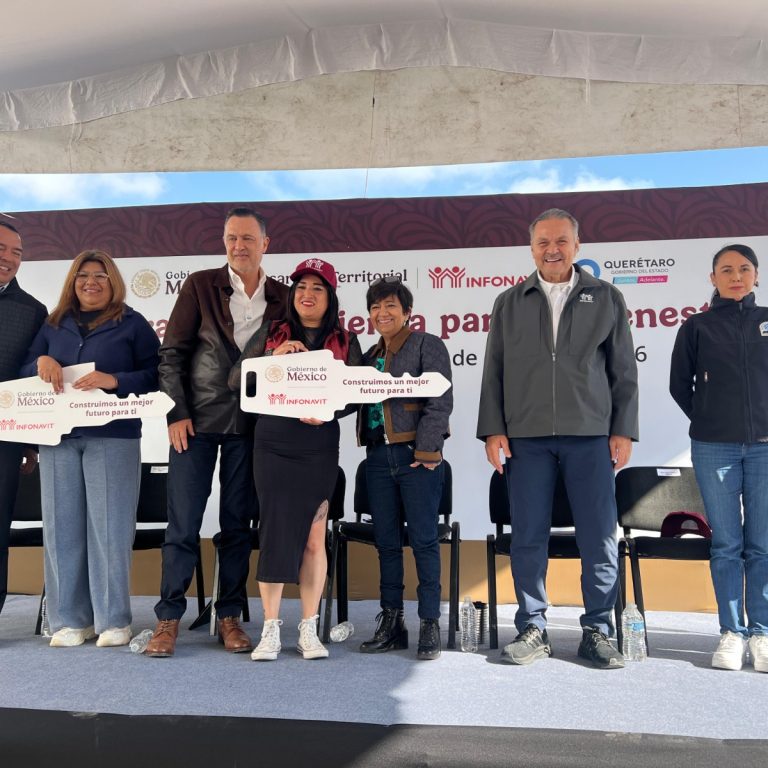 «Han sido muchas las mudanzas»: 126 familias de San Juan del Río reciben las llaves de su primera casa propia
