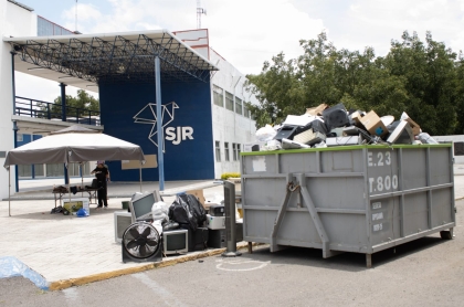 Contenedores con aparatos electrónicos y botellas de PET reunidos durante una campaña de reciclaje en San Juan del Río.