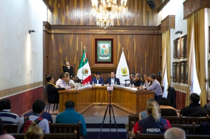 El Calbildo de San Juan del Río reunido para discutir el votar el dictamen que autoriza presupuesto para estufas