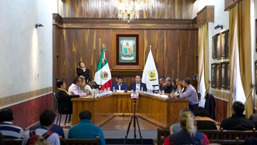 El Calbildo de San Juan del Río reunido para discutir el votar el dictamen que autoriza presupuesto para estufas