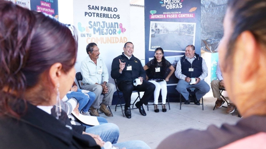 El Presidente de San Juan del Río en dialogo con personas de la comunidad que le exponen sus necesidades