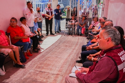 Santiago en reunión con habitantes de la comunidad del Garambuyo