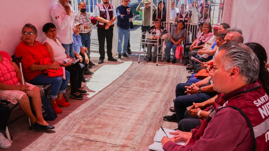 Santiago en reunión con habitantes de la comunidad del Garambuyo
