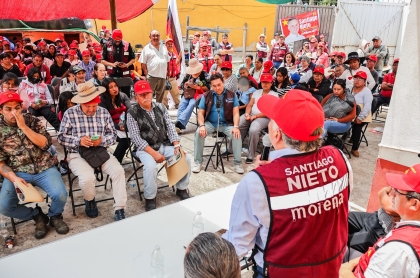El aspirante a coordinar los comités en defensa de la soberanía Santiago Nieto durante un recorrido por el municipio de Amealco