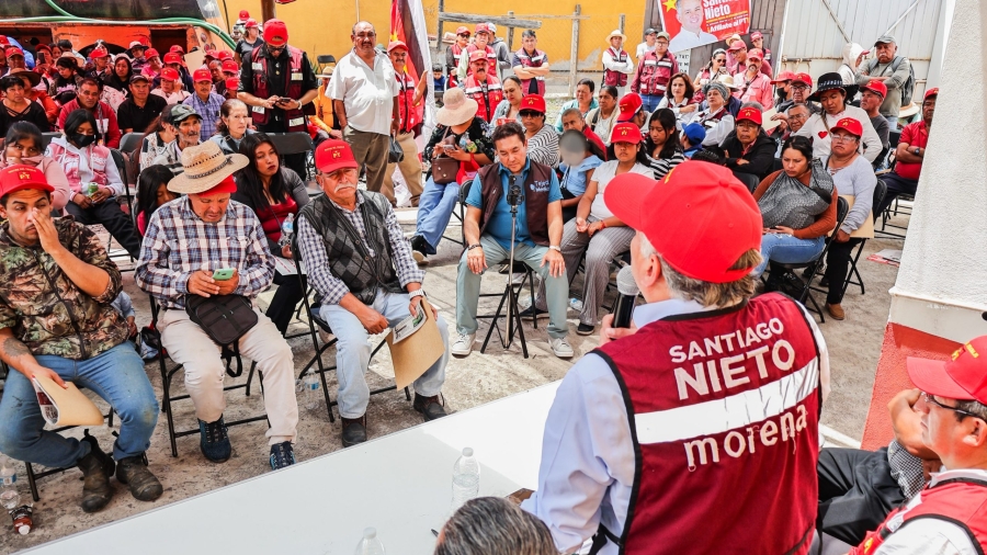 El aspirante a coordinar los comités en defensa de la soberanía Santiago Nieto durante un recorrido por el municipio de Amealco