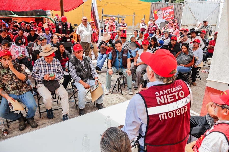 El aspirante a coordinar los comités en defensa de la soberanía Santiago Nieto durante un recorrido por el municipio de Amealco