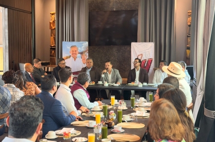 El Diputado Federal Luis Humberto Fernández Fuentes, en reunión con contadores, economistas, y especialistas fiscales