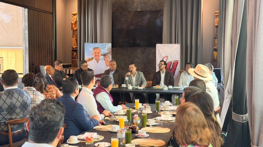 El Diputado Federal Luis Humberto Fernández Fuentes, en reunión con contadores, economistas, y especialistas fiscales