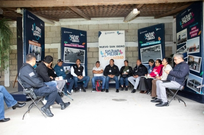 Roberto Cabrera en dialogo con ciudadanos de Nuevo San Isidro que le reclaman los malos manejos de su administración