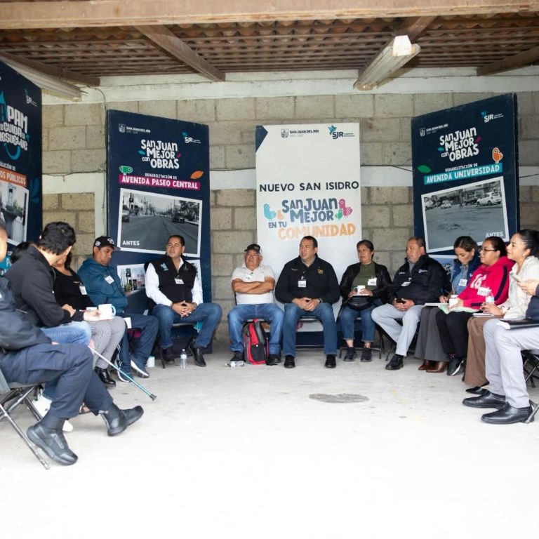 Roberto Cabrera en dialogo con ciudadanos de Nuevo San Isidro que le reclaman los malos manejos de su administración