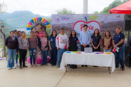 Artesanas de Pinal de Amoles presentaron a pinali durante la feria de la manzana