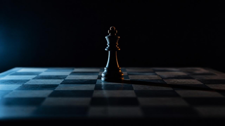 Tablero de ajedrez con una sola pieza en pie sobre fondo oscuro, en referencia a la doctrina del monopolio de Peter Thiel.