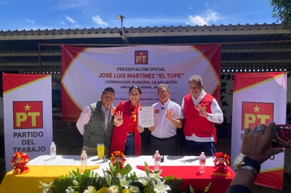 Liderazgos Nacionales , estatales y municipales del PT durante la entrega del nombramiento al El Tope