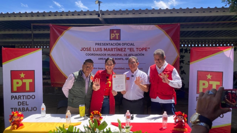 Liderazgos Nacionales , estatales y municipales del PT durante la entrega del nombramiento al El Tope