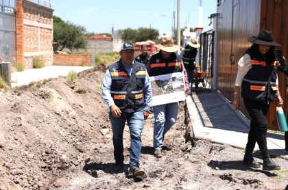 El Presidente municipal de San Juan del Río Roberto Cabrera supervisa obra en Santa Cruz Nieto