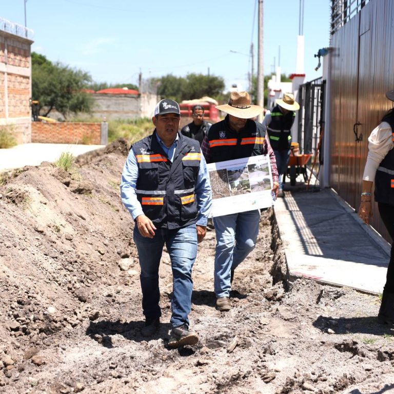 El Presidente municipal de San Juan del Río Roberto Cabrera supervisa obra en Santa Cruz Nieto