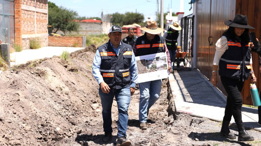 El Presidente municipal de San Juan del Río Roberto Cabrera supervisa obra en Santa Cruz Nieto