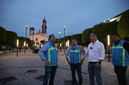 El Presidente Roberto Cabrera, con integrantes de su gabinete en la supervisión de las nuevas luminarias