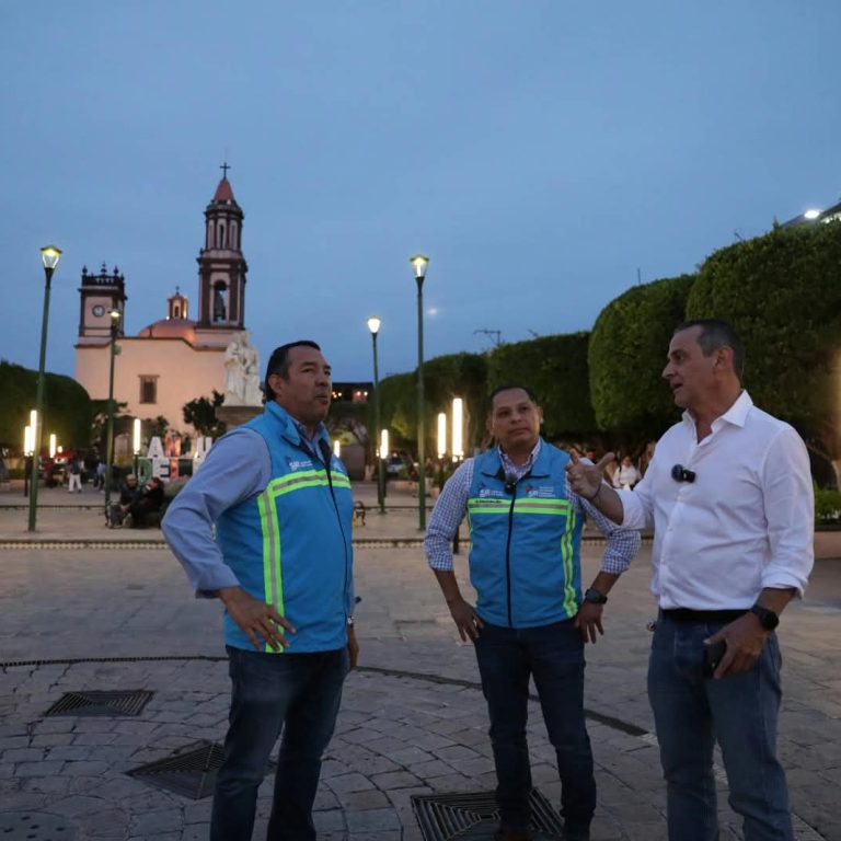 El Presidente Roberto Cabrera, con integrantes de su gabinete en la supervisión de las nuevas luminarias