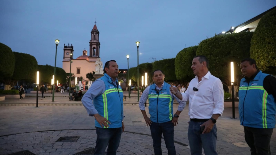 El Presidente Roberto Cabrera, con integrantes de su gabinete en la supervisión de las nuevas luminarias