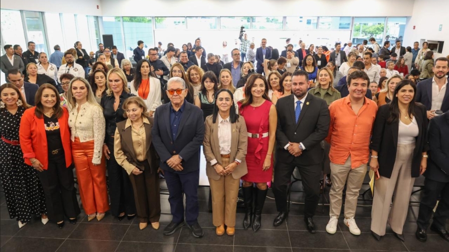 La Diputada local Tere Calzada acompañada por sus invitados al su 2do informe de actividades legislativas